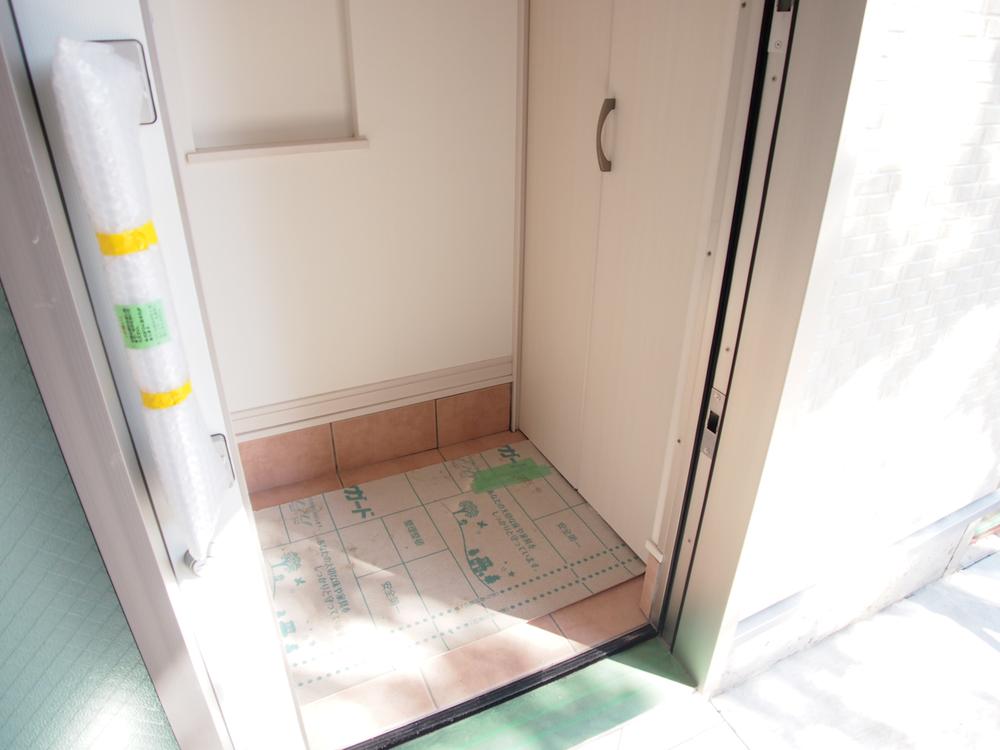 Entrance. Local (11 May 2013) Shooting