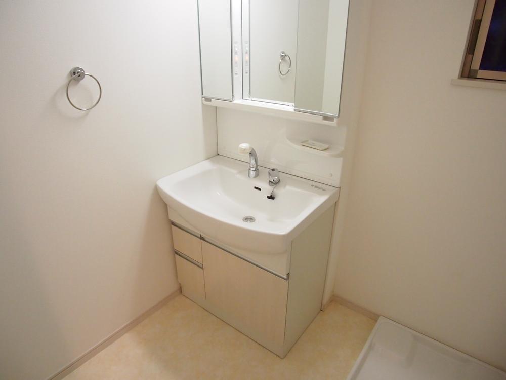 Wash basin, toilet. Indoor (11 May 2013) Shooting