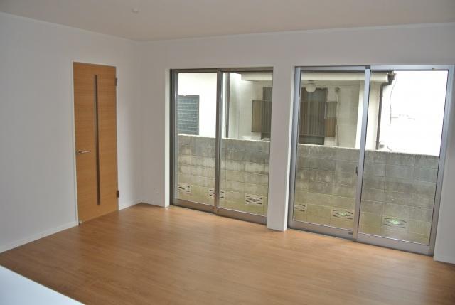 Same specifications photos (living)