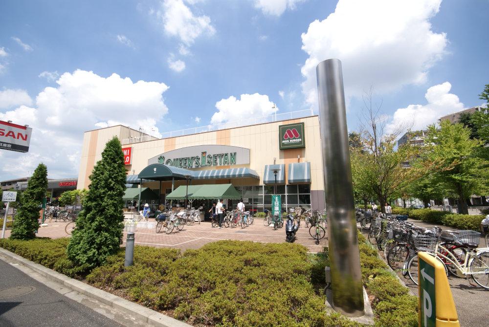 Supermarket. 388m until the Queen's Isetan Suginami Momoi shop