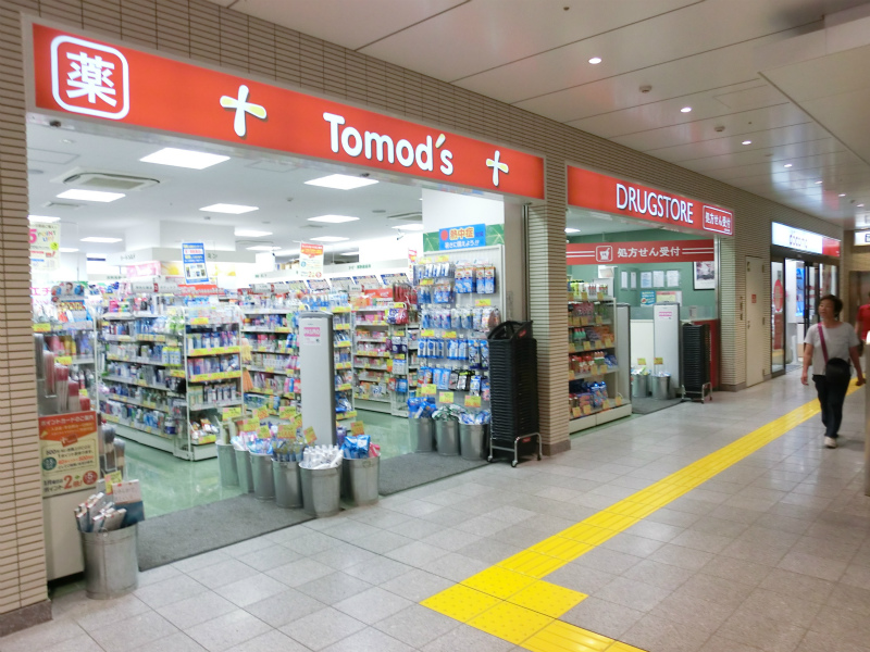 Dorakkusutoa. Tomod's Keio Ritonado Eifukucho shop 805m until (drugstore)
