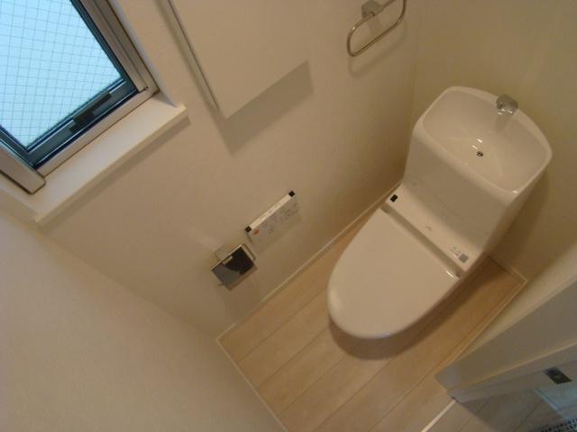 Toilet. Indoor (11 May 2013) Shooting