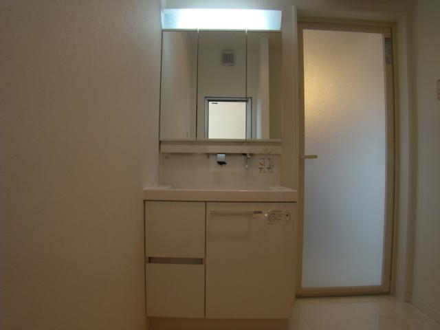 Wash basin, toilet. Indoor (11 May 2013) Shooting