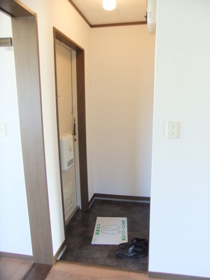 Entrance. ※ Image will be the other issue chamber.