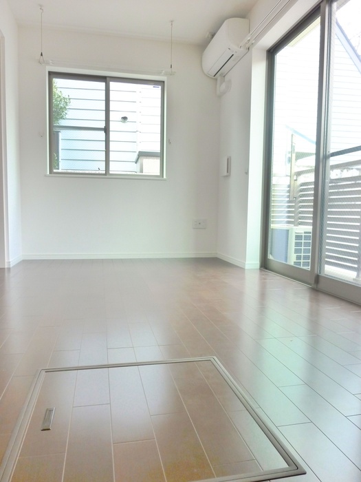 Living and room. Bright two-plane daylight ☆ 