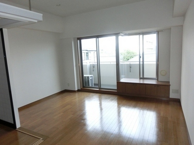 Living and room. ※ It is a photograph of the inverted type ※