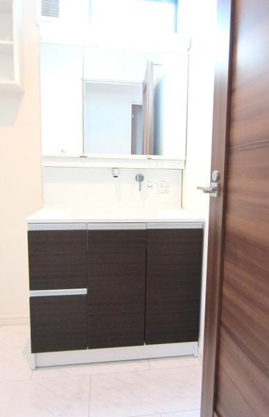 Wash basin, toilet. Wash basin