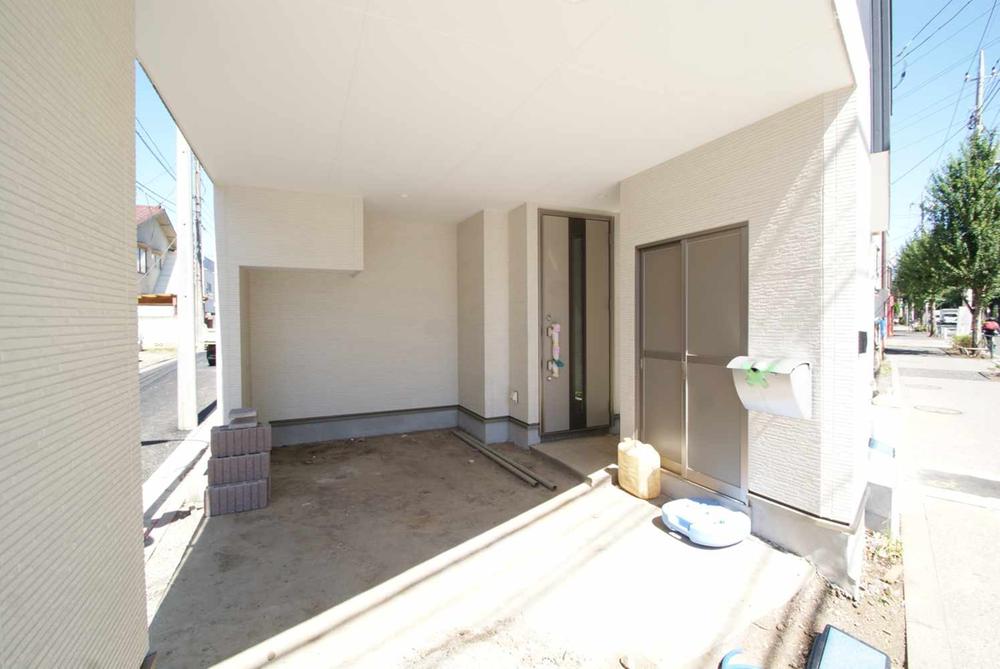 Parking lot. Is a built-in parking lot. Car loading and unloading is also a breeze.