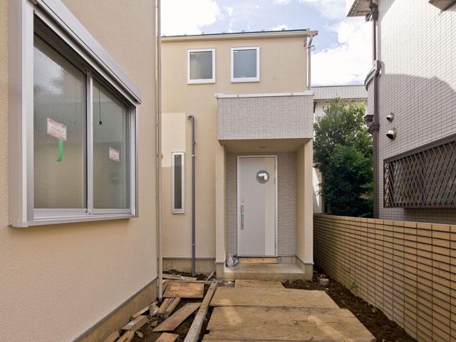 Local appearance photo. B Building