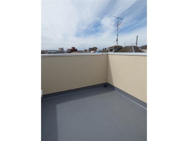 Balcony. B Building balcony