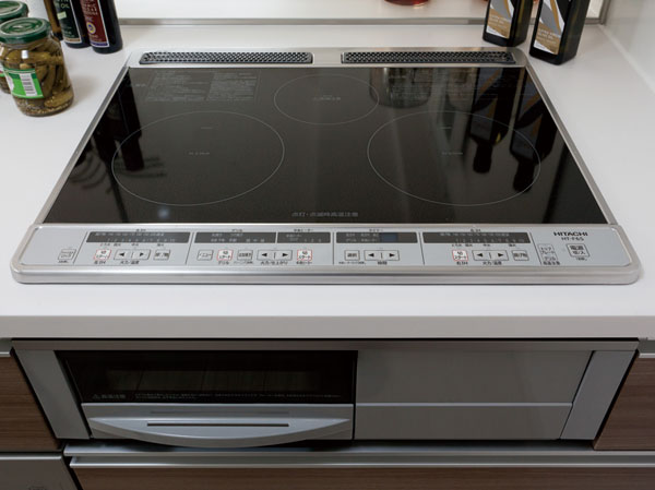 Kitchen.  [Combination IH (2-neck IH heater & 1-neck Rajientohita ・ With grill)] Equipped with a combination of IH Rajientohita that can be used in choosing the IH heater and pot. Since the charcoal stove is with alternating grill (with water), Baked delicious fish. Since the top plate has become flat, It is easy to clean.  ※ IH heater is equipped with deep-fried food temperature setting.