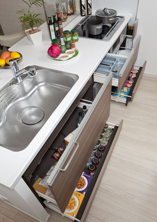 Kitchen.  [Slide cabinet] Kitchen storage is, Adopt a large-capacity sliding a large pot can be effortlessly out. Smoothly Bull motion the door is closed ※ The adopted, Speed ​​fall even in the middle of closed strongly, It closes quietly without making an unpleasant sound. Also, Since there is provided a tray cabinet which is subdivided over the dishwasher, This is useful in small storage, such as chopsticks.  ※ Spice rack except.  ※ 40A ・ 40B type tray is not attached.
