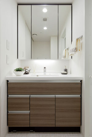 Bathing-wash room.  [Powder Room] Vanity is, Since the integral who lost the seam of the bowl and the counter, It is clean and beautiful appearance, It is easy to clean. It is reserved widely dry area, Accessories and towels, such as cosmetics, It is convenient to put change of clothes, etc..