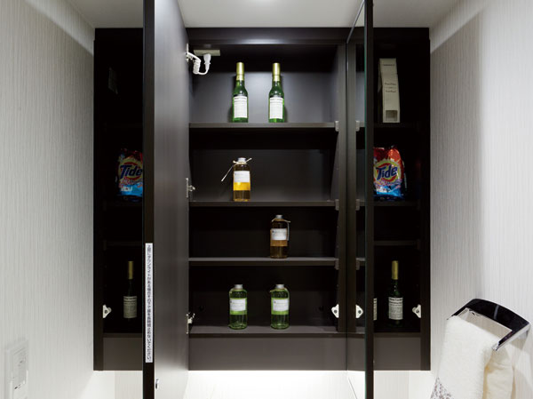 Bathing-wash room.  [Housed with three-sided mirror] The adoption convenient three-sided mirror type in, such as shaving makeup and beard. Storage of Kagamiura has become a convenient cabinet shelves to store small items. (With stop heater cloudy in the center of the mirror)