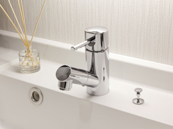 Bathing-wash room.  [Single lever mixing faucet] A type that can be drawn head portion, It is very convenient for example, if you wash the inside of the bowl after the basin.