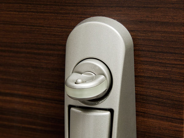 Security.  [Crime prevention thumb turn (switch type thumb)] Thumb turn (locking on the indoor side of the entrance door ・ The knob) to rotate when you unlock the "switch type of thumb.". Even for modus operandi of "thumb turning" that by turning the knob from the external equipment, etc. is unlocked, And it exhibits a high crime prevention.