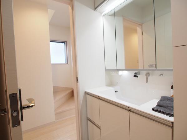 Wash basin, toilet. Indoor (12 May 2013) Shooting