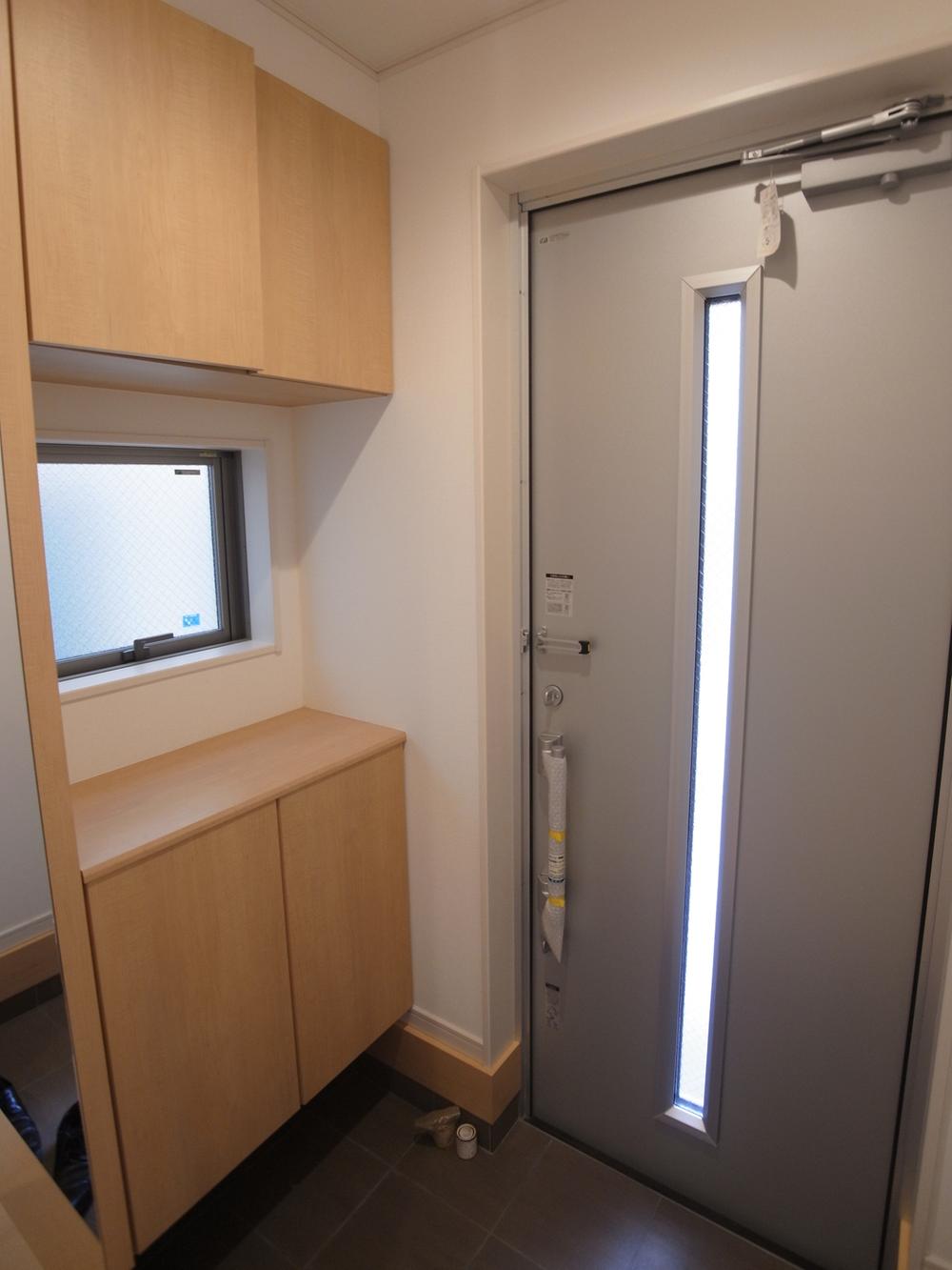 Same specifications photos (Other introspection). Entrance construction cases