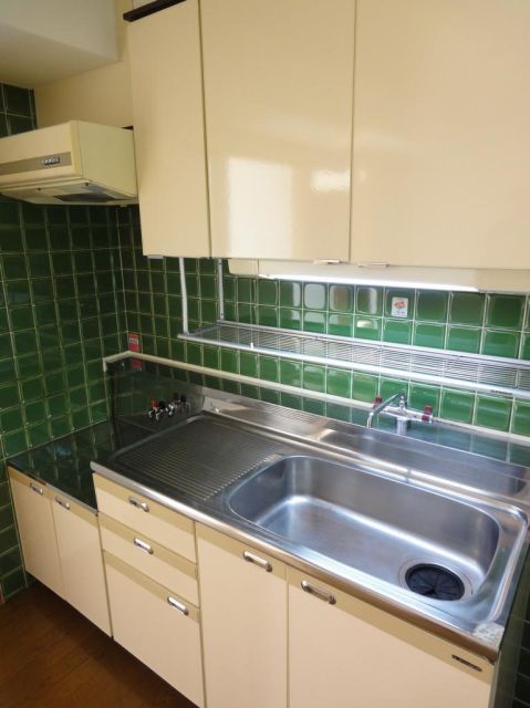 Kitchen. Gas stove 2 burners installed Allowed.