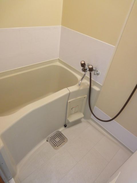 Bath. bus, Restroom.