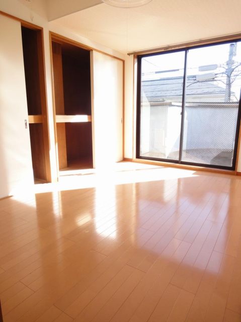 Living and room. There between the housing 2.