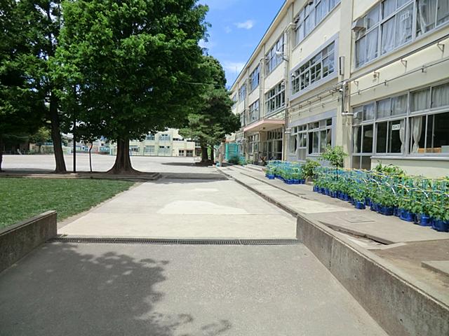Primary school. 92m to Suginami Ward Momoi first elementary school