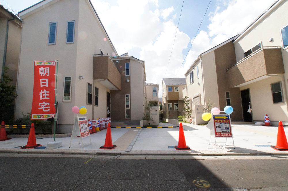 Local appearance photo. Local car through less, And out of your car, Small children is also worry. 