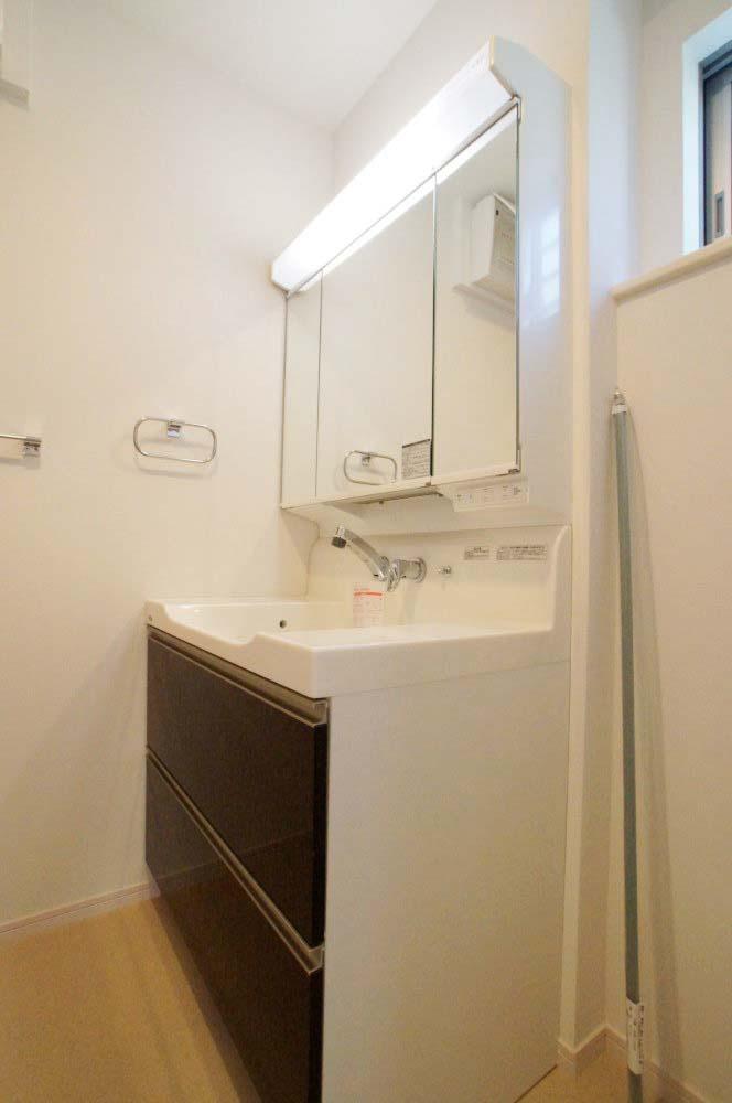 Wash basin, toilet. It will wash basin with shampoo dresser. 