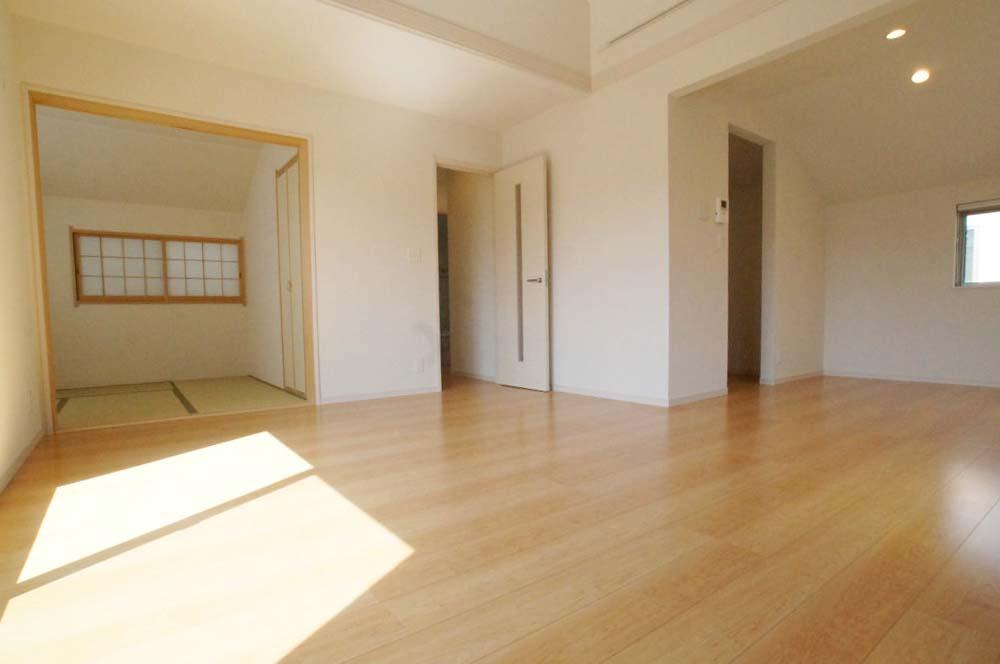 Living. Is the living room floor heating is attached. 