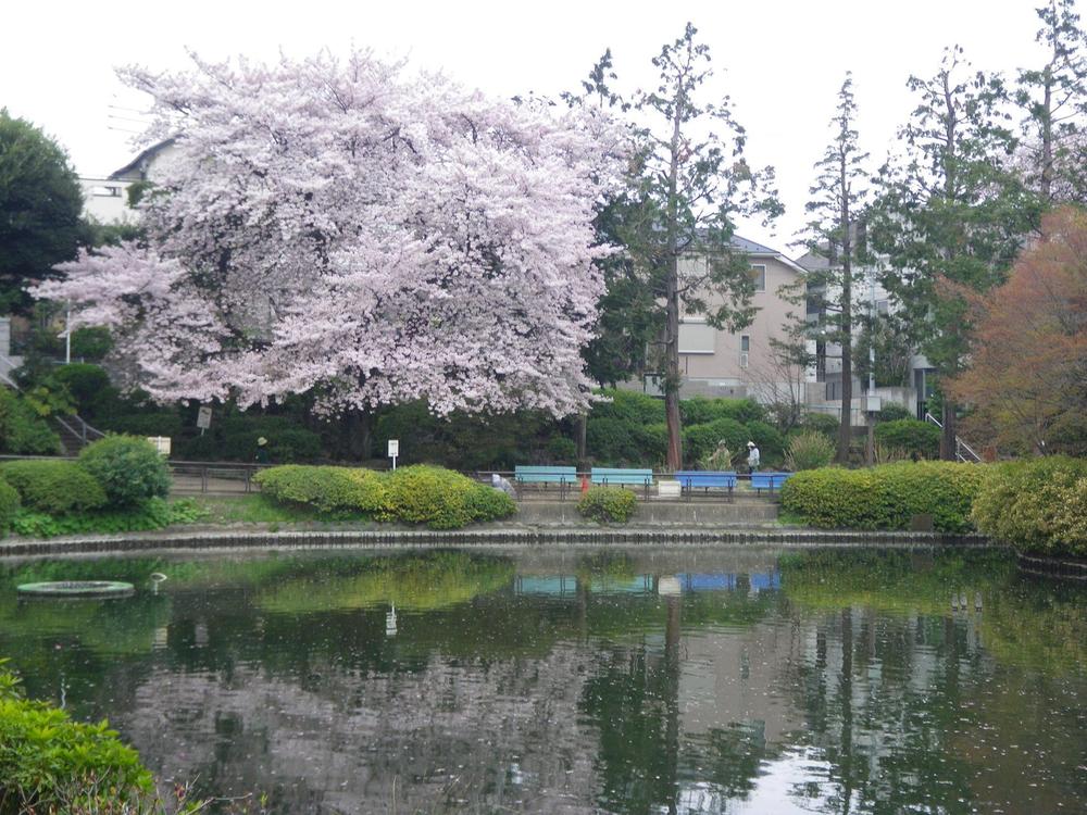 park. 896m until strange Seitera park