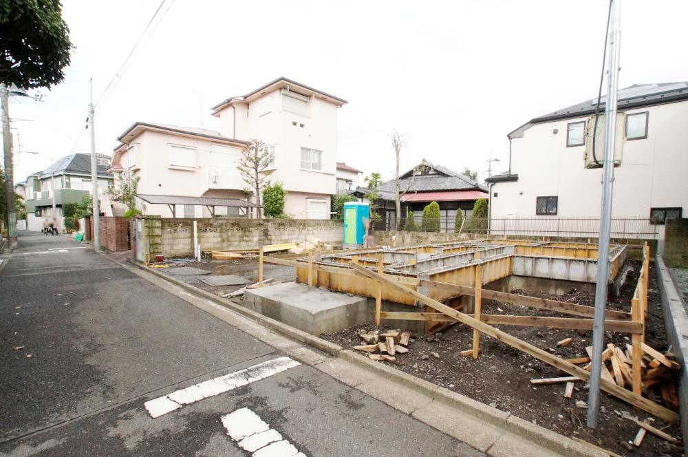 Local photos, including front road. 2 along the line 3 Station is available. Access to the city is good.