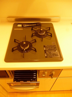 Kitchen. Easy-to-use two-burner stove, With grill