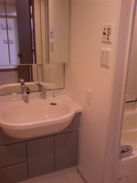 Washroom. Washstand of triple mirror ☆ Shampoo dresser ☆