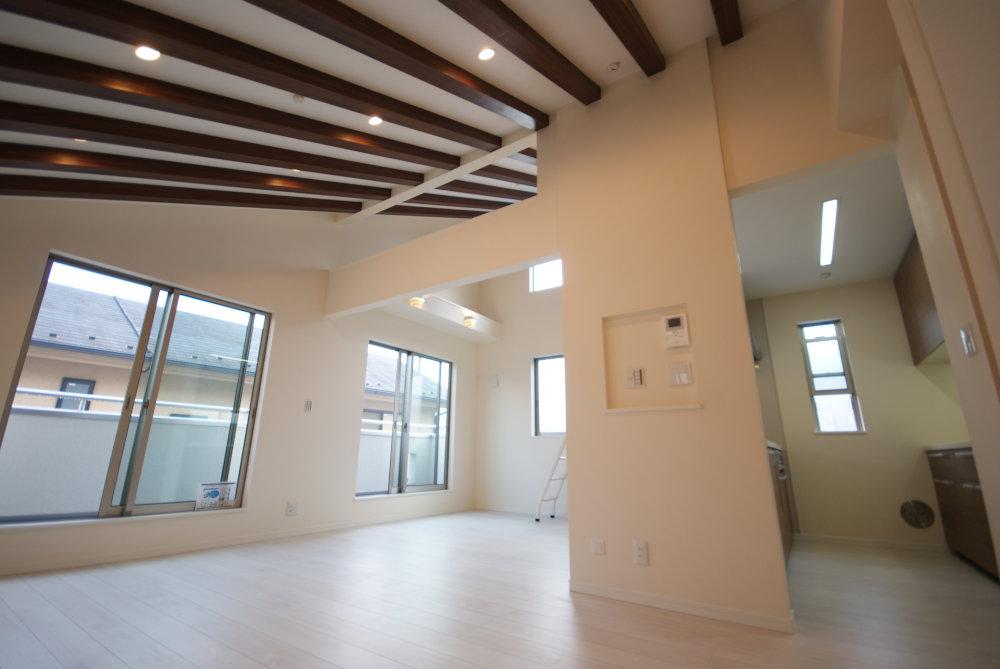 Same specifications photos (living). Open living gave birth a nice smile, Brightly, pleasant, And produce a healing space. (Example of construction)