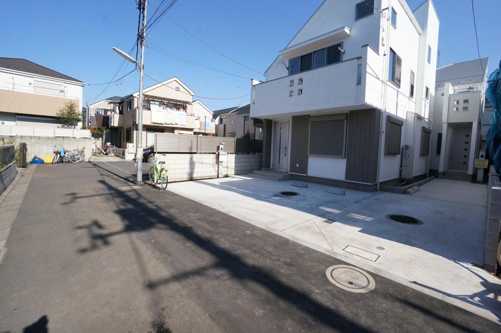 Local photos, including front road. Seddo in front west 4m road. There is no tall buildings around, I feel a sense of openness.