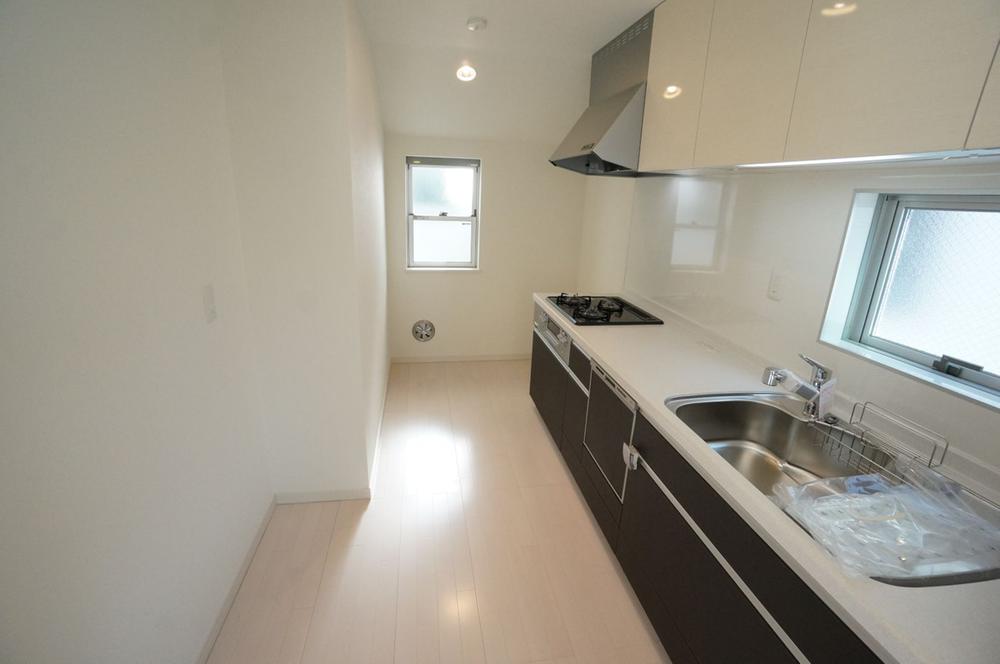 Kitchen. Optimum stand-alone kitchen for those who want to enjoy the dishes in the private space.