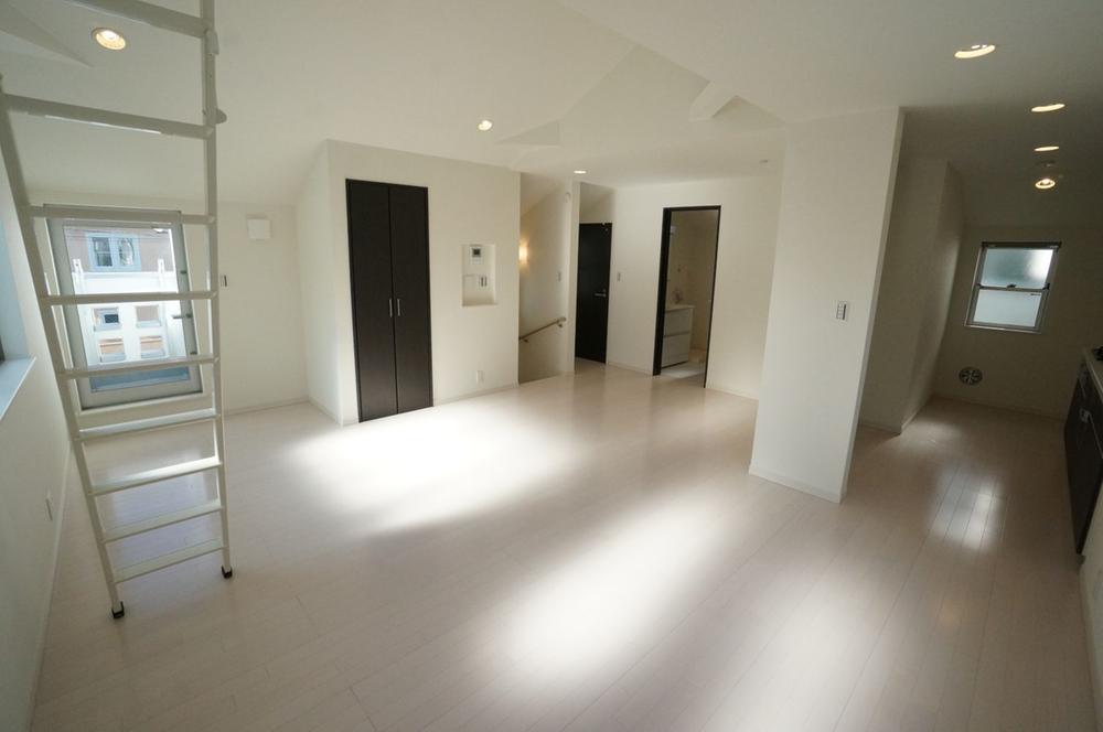 Living. JR Chuo Line, Marunouchi line, 2 Station use "Ogikubo Station" walk 17 minutes. Environment favorable. Two-story, New construction of 3LDK {LDK18.9 Pledge}. All two buildings in, The final 1 buildings. You enhancement of equipment have been equipped. The building at the end of October has been completed, Immediate preview, It is possible your tenants.