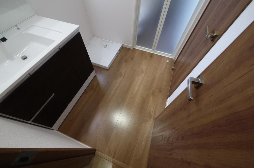 Wash basin, toilet. Indoor (12 May 2013) Shooting