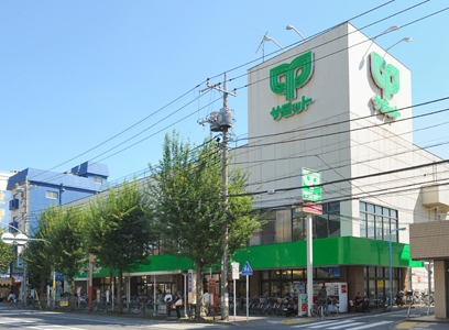 Shopping centre. Midnight 500m to operating large supermarket (shopping center)