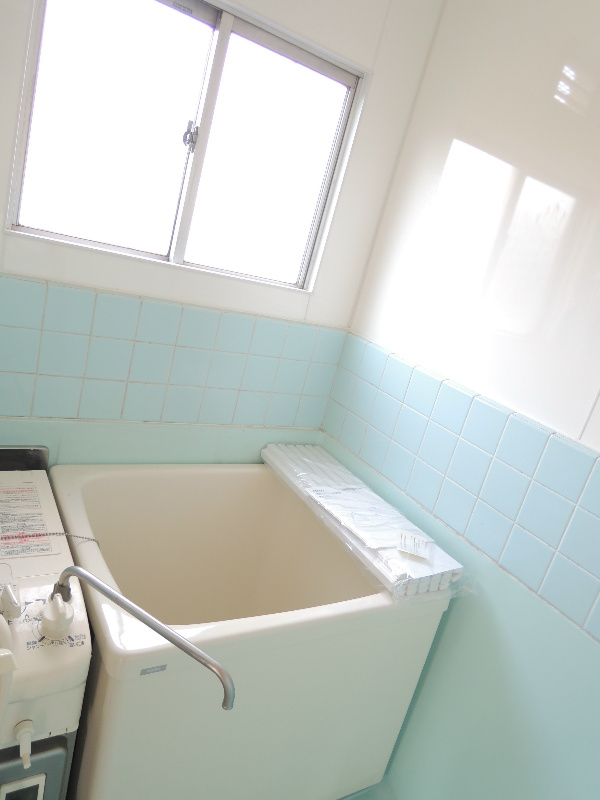 Bath. With window ☆