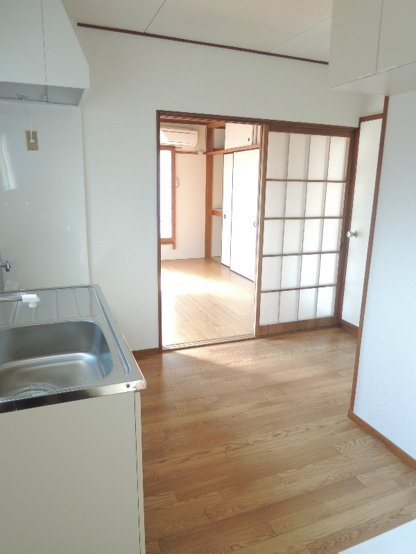 Entrance. It is a multi-window there is a very bright room