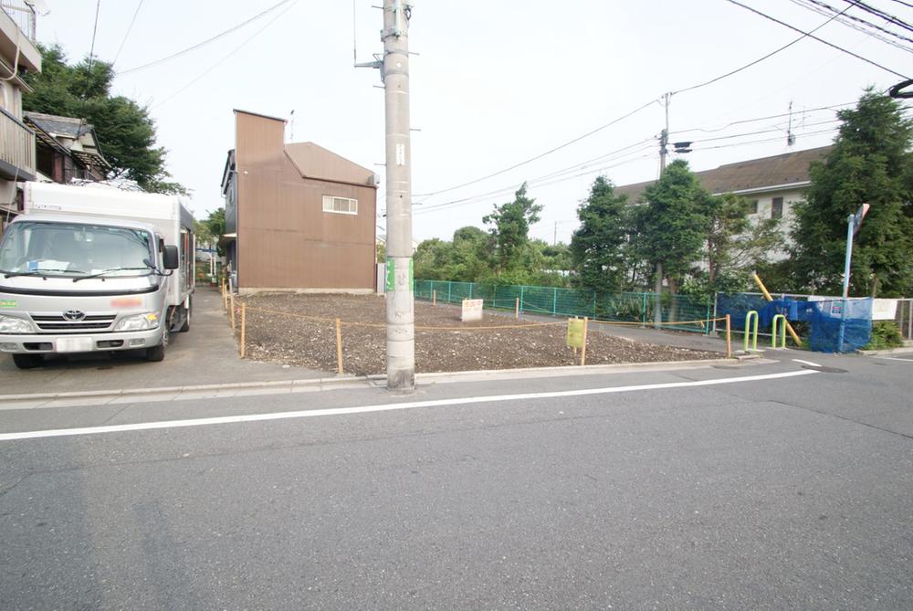 Local photos, including front road. We become in a quiet residential area traffic volume is small.