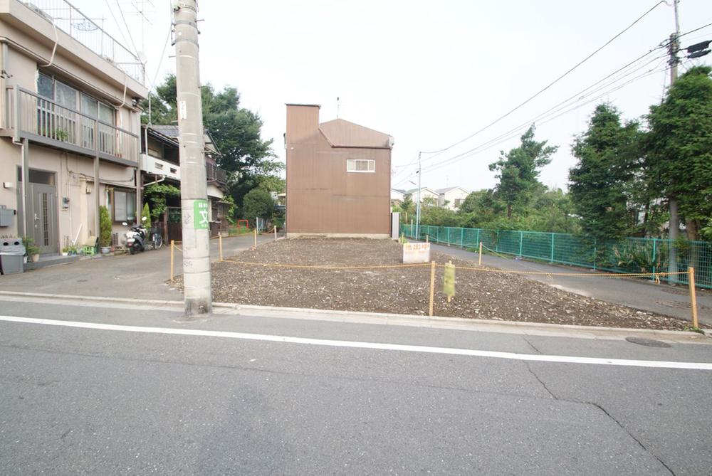 Local photos, including front road. There is a bicycle pedestrian-only passage of about 4M on the south side sunny.