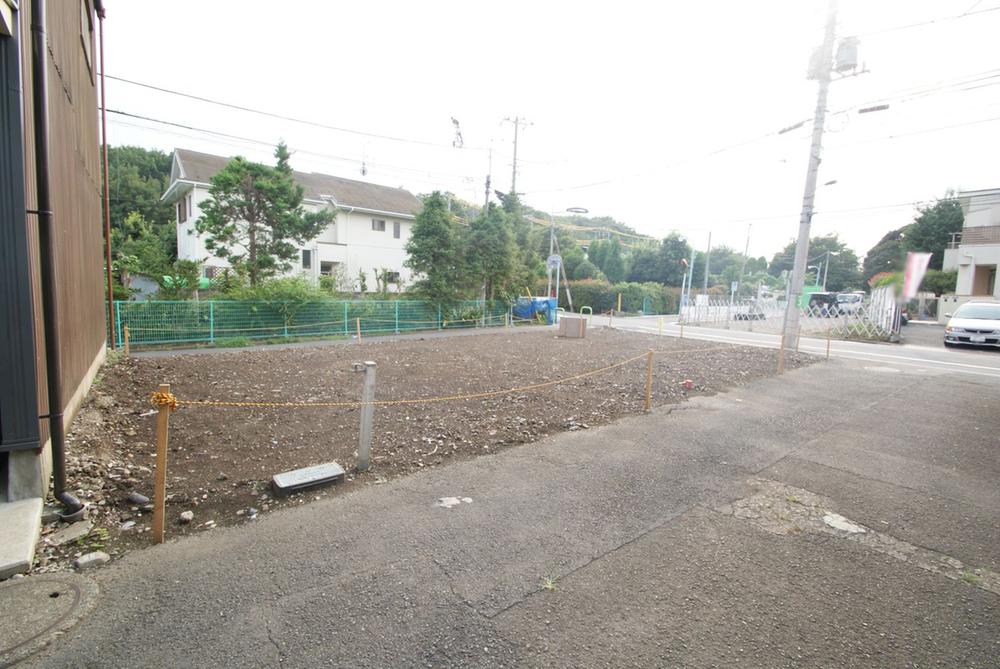 Local photos, including front road. Yanaka park near, Front road is also good little home environment is the car street.