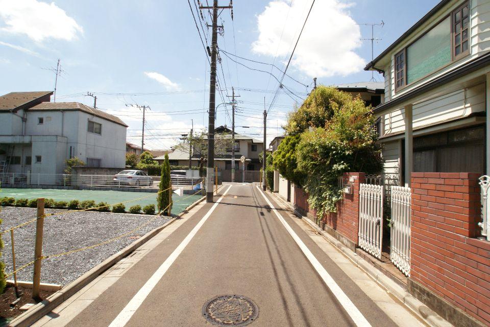 Local photos, including front road. Road width is also a breeze out of the car because it is 4.5m. 