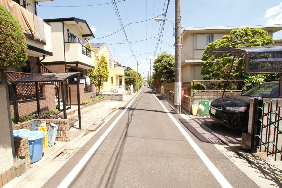 Local photos, including front road. Bright and spacious front road. Widely neat front road. 