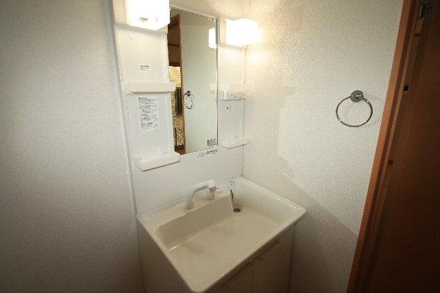 Wash basin, toilet. Indoor (12 May 2013) Shooting