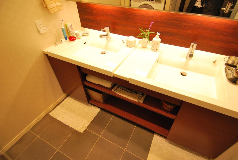 Wash basin, toilet. Interior