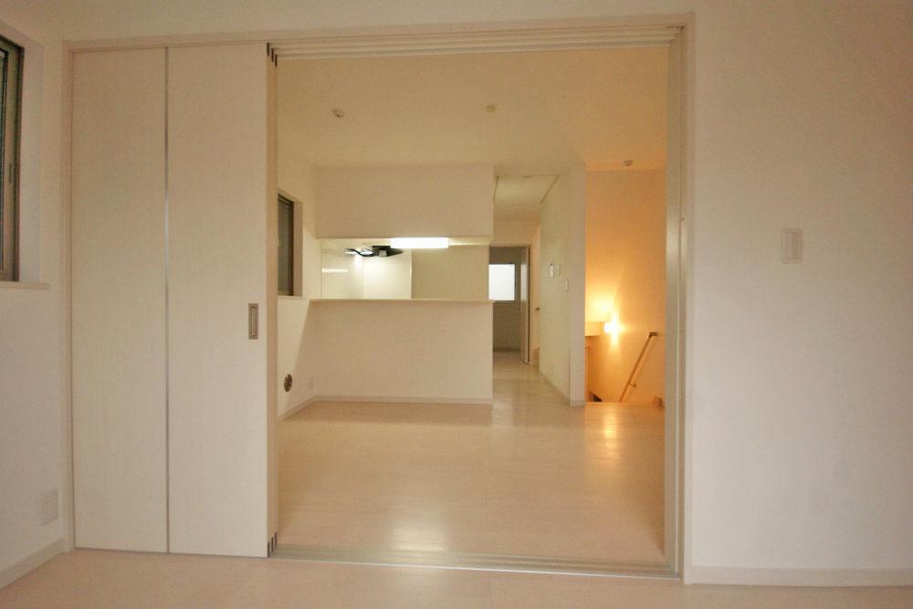 Non-living room. Will be Western-style has led from the living room.