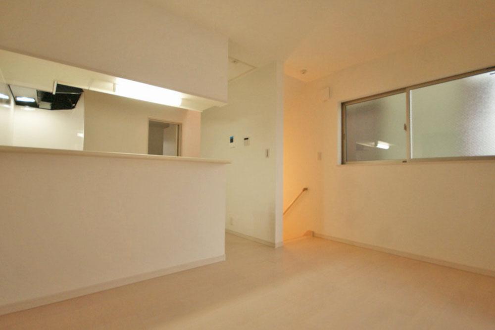 Living. There is also a two-sided window, Daylighting ・ Ventilation is also good.